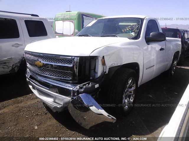 1GCNCPE08DZ385601 - 2013 CHEVROLET SILVERADO C1500 WHITE photo 2