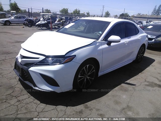 4T1B11HK7JU068707 - 2018 TOYOTA CAMRY L/LE/XLE/SE/XSE WHITE photo 2