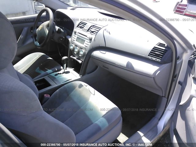 4T1BE46K89U894647 - 2009 TOYOTA CAMRY SE/LE/XLE SILVER photo 5