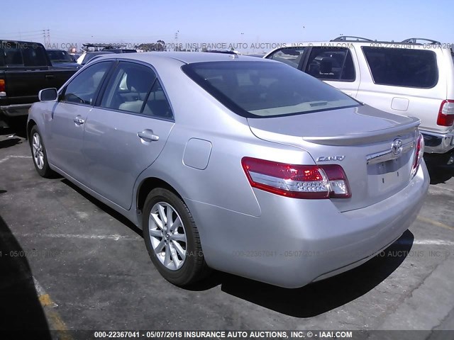 4T4BF3EK3BR106409 - 2011 TOYOTA CAMRY SE/LE/XLE SILVER photo 3