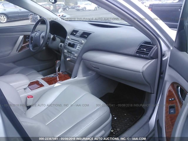 4T4BF3EK3BR106409 - 2011 TOYOTA CAMRY SE/LE/XLE SILVER photo 5