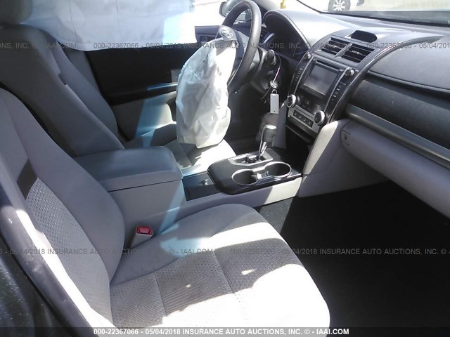 4T4BF1FKXCR177434 - 2012 TOYOTA CAMRY SE/LE/XLE GRAY photo 5