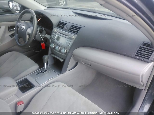 4T4BE46K49R048988 - 2009 TOYOTA CAMRY SE/LE/XLE GRAY photo 5