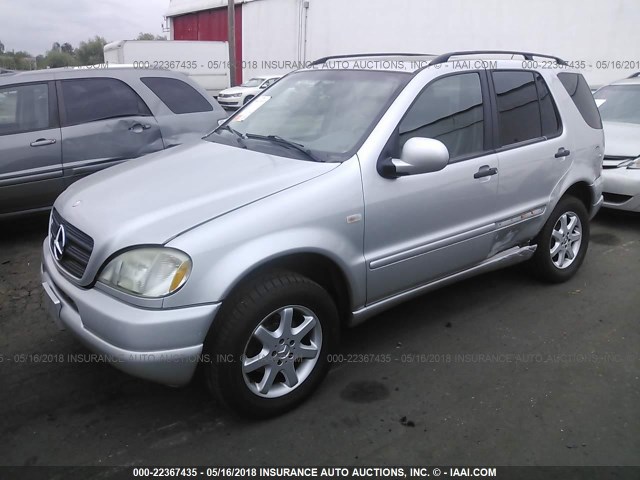 4JGAB72E5XA063272 - 1999 MERCEDES-BENZ ML 430 银色 照片 2