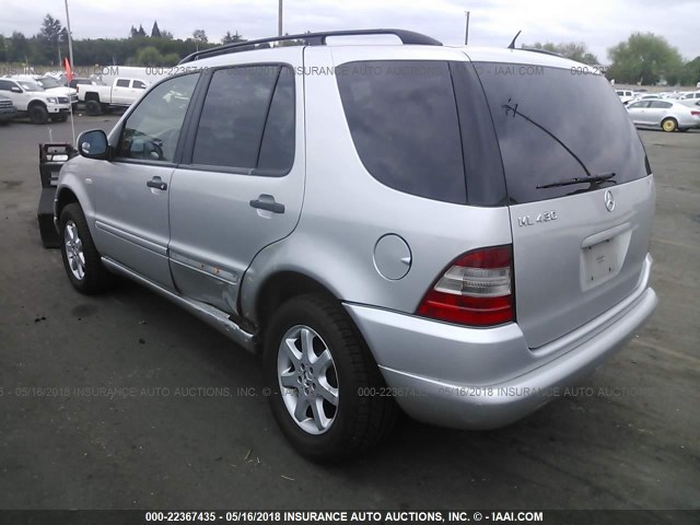 4JGAB72E5XA063272 - 1999 MERCEDES-BENZ ML 430 银色 照片 3