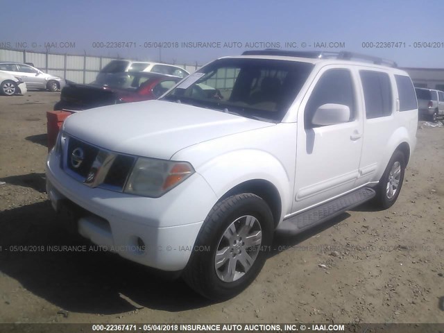 5N1AR18W66C601683 - 2006 NISSAN PATHFINDER LE/SE/XE WHITE photo 2