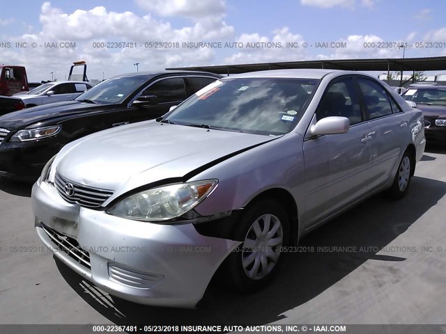 4T1BE30KX5U393689 - 2005 TOYOTA CAMRY LE/XLE/SE 银色 照片 2