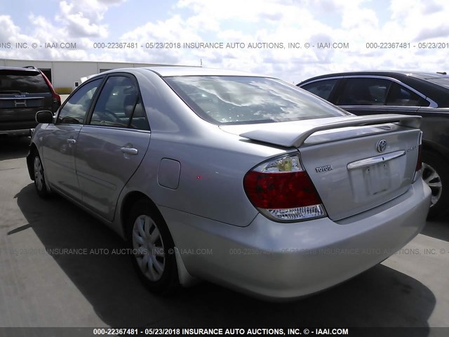 4T1BE30KX5U393689 - 2005 TOYOTA CAMRY LE/XLE/SE 银色 照片 3