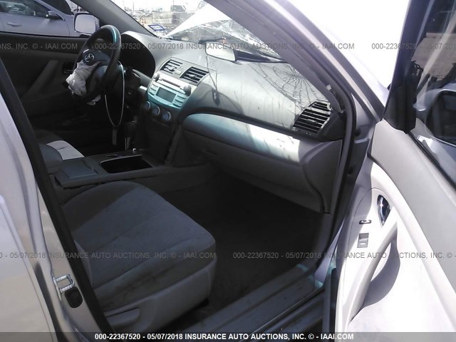 4T4BF3EK3BR098103 - 2011 TOYOTA CAMRY SE/LE/XLE ვერცხლისფერი ფოტო 5