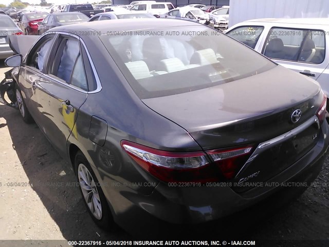 4T4BF1FK9FR486932 - 2015 TOYOTA CAMRY LE/XLE/SE/XSE GRAY photo 3