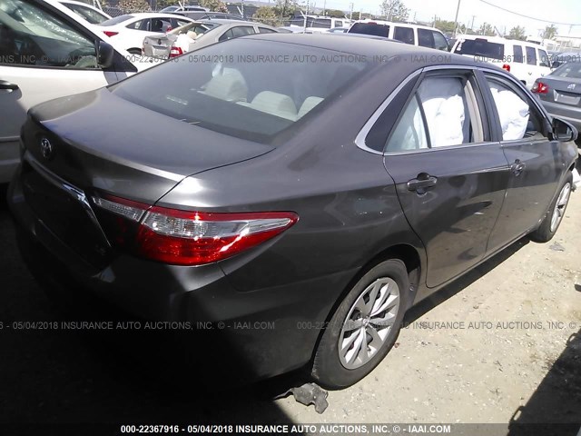 4T4BF1FK9FR486932 - 2015 TOYOTA CAMRY LE/XLE/SE/XSE GRAY photo 4