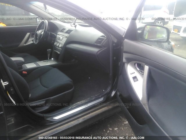 4T1BF3EK8BU664010 - 2011 TOYOTA CAMRY SE/LE/XLE BLACK photo 5