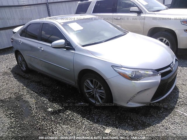 4T1BF1FK0GU152963 - 2016 TOYOTA CAMRY LE/XLE/SE/XSE SILVER photo 1