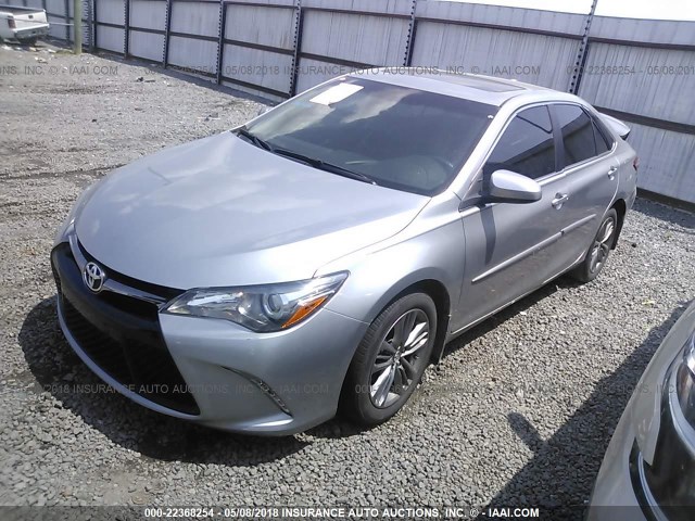 4T1BF1FK0GU152963 - 2016 TOYOTA CAMRY LE/XLE/SE/XSE SILVER photo 2