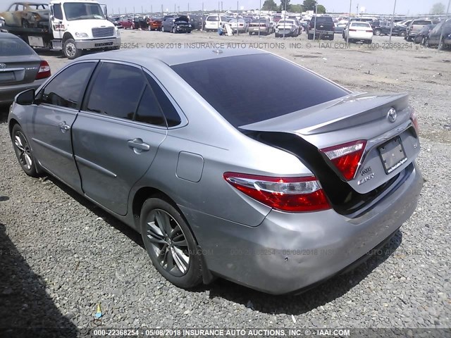 4T1BF1FK0GU152963 - 2016 TOYOTA CAMRY LE/XLE/SE/XSE ვერცხლისფერი ფოტო 3