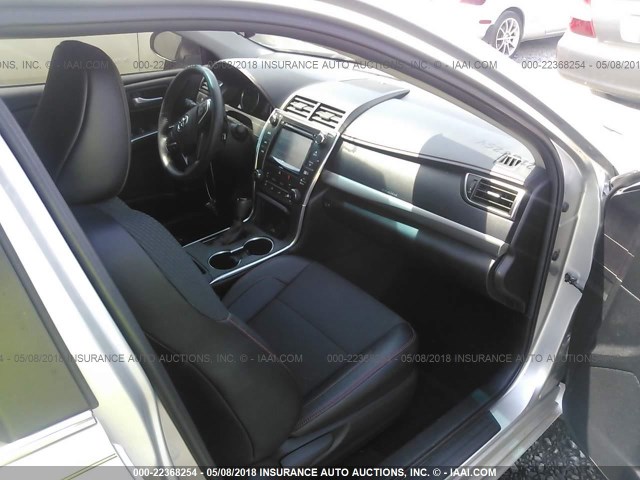 4T1BF1FK0GU152963 - 2016 TOYOTA CAMRY LE/XLE/SE/XSE ვერცხლისფერი ფოტო 5