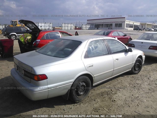 4T1BG22K6YU631916 - 2000 TOYOTA CAMRY CE/LE/XLE ვერცხლისფერი ფოტო 4