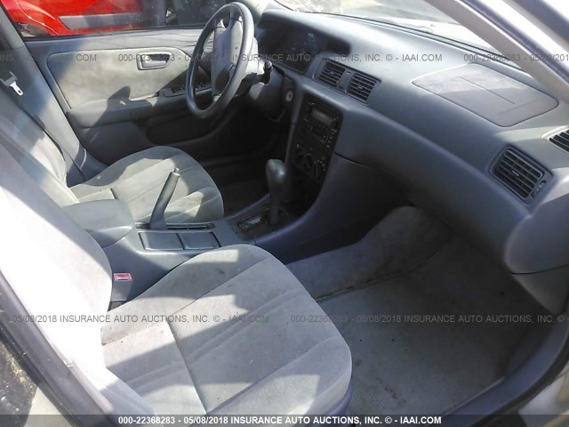 4T1BG22K6YU631916 - 2000 TOYOTA CAMRY CE/LE/XLE ვერცხლისფერი ფოტო 5