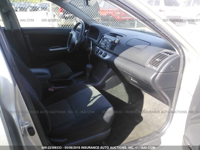 4T1BE32K35U097748 - 2005 TOYOTA CAMRY LE/XLE/SE Gümüş foto 5