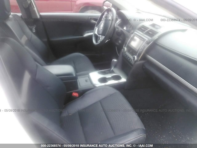 4T1BF1FK4CU525898 - 2012 TOYOTA CAMRY SE/LE/XLE WHITE photo 5