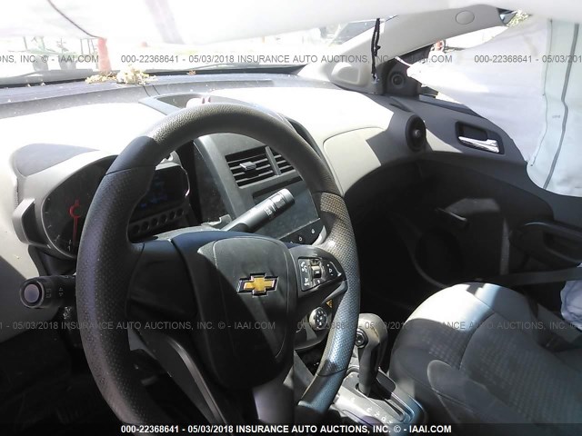 1G1JA5SGXD4241919 - 2013 CHEVROLET SONIC LS 白色 照片 5