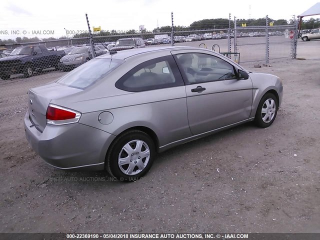 1FAHP32NX8W176576 - 2008 FORD FOCUS S/SE BEIGE photo 4