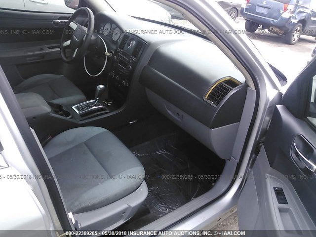 2C3JA43R05H584099 - 2005 CHRYSLER 300 SILVER photo 5