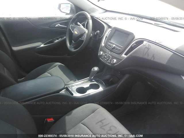 1G1ZB5ST5JF142633 - 2018 CHEVROLET MALIBU LS ვერცხლისფერი ფოტო 5