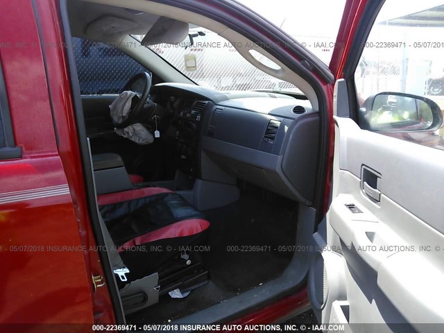 1D4HB38N76F123978 - 2006 DODGE DURANGO SXT RED photo 5