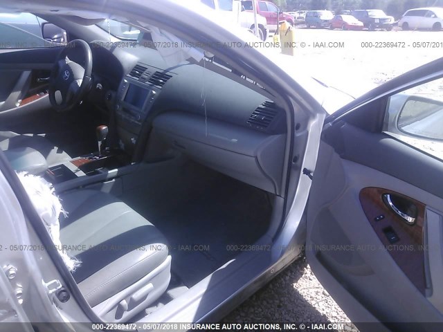 4T1BK3EK5BU627301 - 2011 TOYOTA CAMRY SE/LE/XLE ვერცხლისფერი ფოტო 5