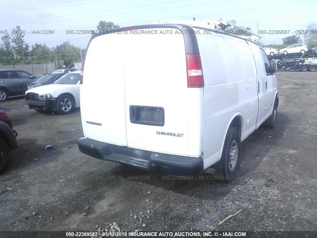 1GCHG35U461244071 - 2006 CHEVROLET EXPRESS G3500  WHITE photo 4