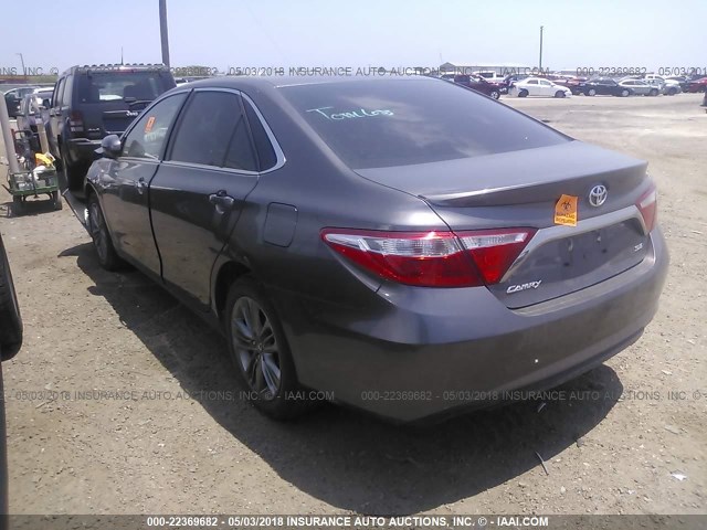 4T1BF1FK8HU656694 - 2017 TOYOTA CAMRY LE/XLE/SE/XSE GRAY photo 3