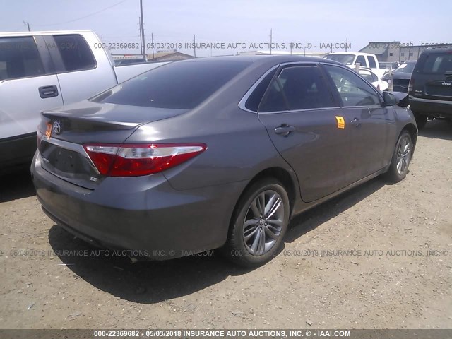 4T1BF1FK8HU656694 - 2017 TOYOTA CAMRY LE/XLE/SE/XSE GRAY photo 4