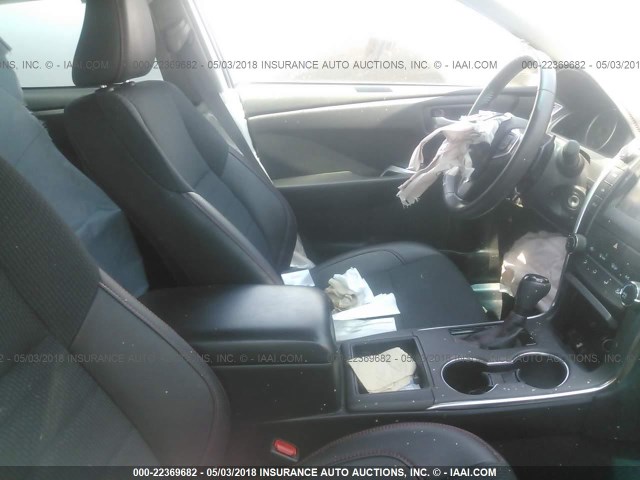 4T1BF1FK8HU656694 - 2017 TOYOTA CAMRY LE/XLE/SE/XSE GRAY photo 5