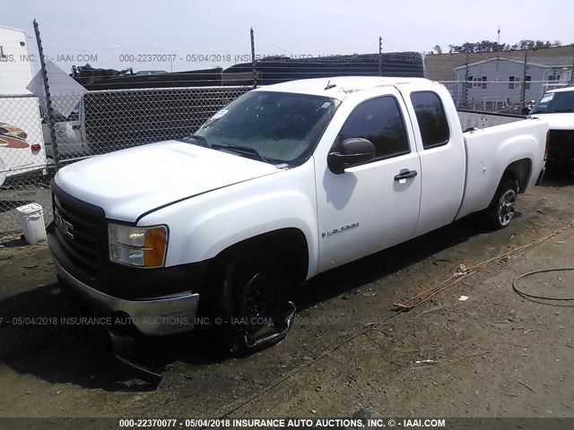 1GTEC19C07Z615976 - 2007 GMC NEW SIERRA C1500 WHITE photo 2