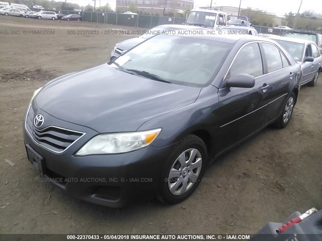 4T1BK3EKXBU624894 - 2011 TOYOTA CAMRY SE/LE/XLE GRAY photo 2