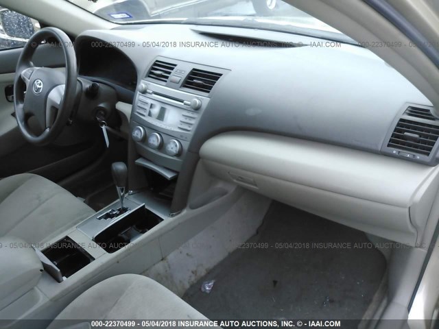 4T1BF3EK0BU218675 - 2011 TOYOTA CAMRY SE/LE/XLE 金色 照片 5