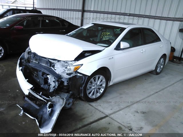 4T1BD1FK7DU095159 - 2013 TOYOTA CAMRY HYBRID/LE/XLE WHITE photo 2