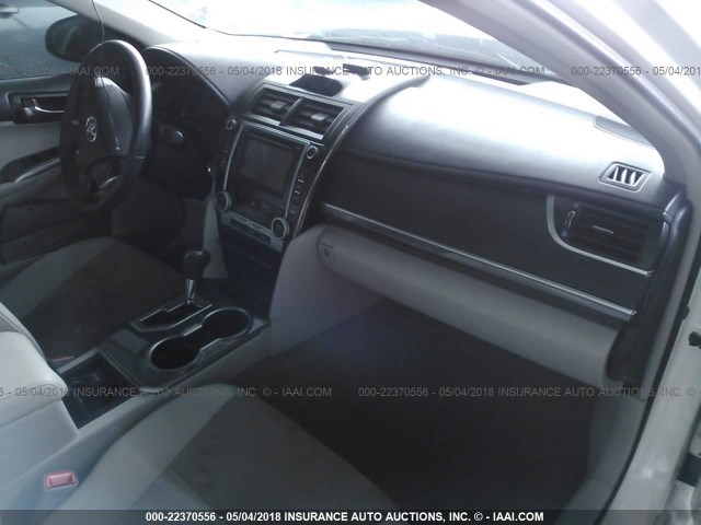 4T1BD1FK7DU095159 - 2013 TOYOTA CAMRY HYBRID/LE/XLE 白色 照片 5