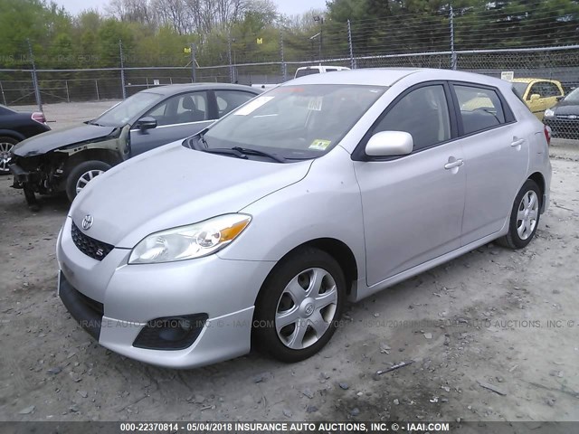 2T1KE40E89C011148 - 2009 TOYOTA COROLLA MATRIX S SILVER photo 2