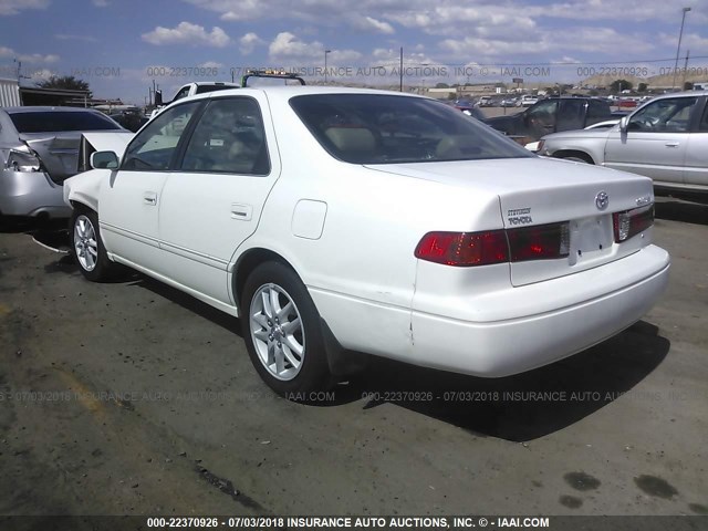 4T1BF28K41U972215 - 2001 TOYOTA CAMRY LE/XLE WHITE photo 3