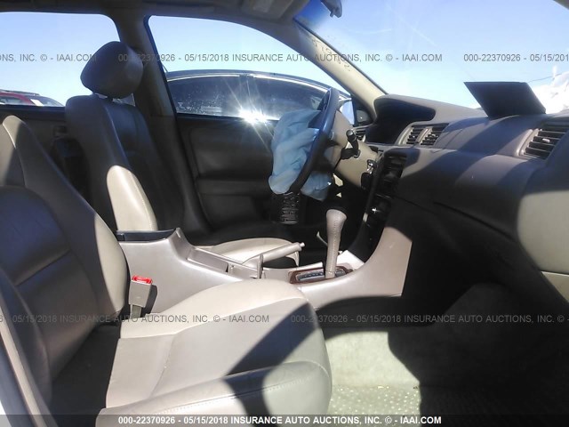 4T1BF28K41U972215 - 2001 TOYOTA CAMRY LE/XLE WHITE photo 5