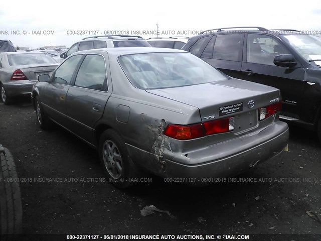 4T1BF22K5YU097469 - 2000 TOYOTA CAMRY LE/XLE Grau Foto 3