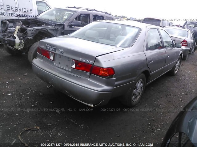 4T1BF22K5YU097469 - 2000 TOYOTA CAMRY LE/XLE GRAY photo 4