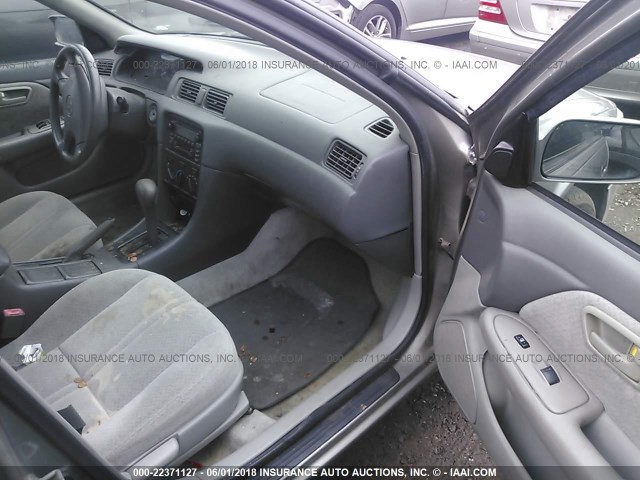 4T1BF22K5YU097469 - 2000 TOYOTA CAMRY LE/XLE Grau Foto 5