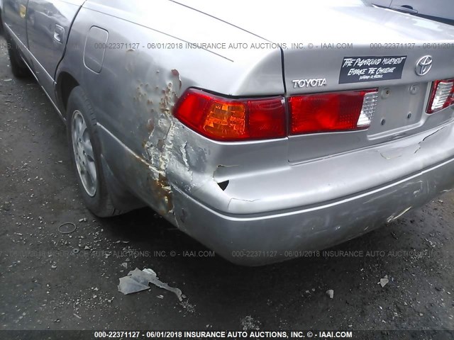 4T1BF22K5YU097469 - 2000 TOYOTA CAMRY LE/XLE GRAY photo 6