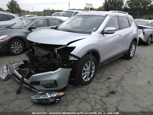 KNMAT2MV4JP528906 - 2018 NISSAN ROGUE S/SV SILVER photo 2