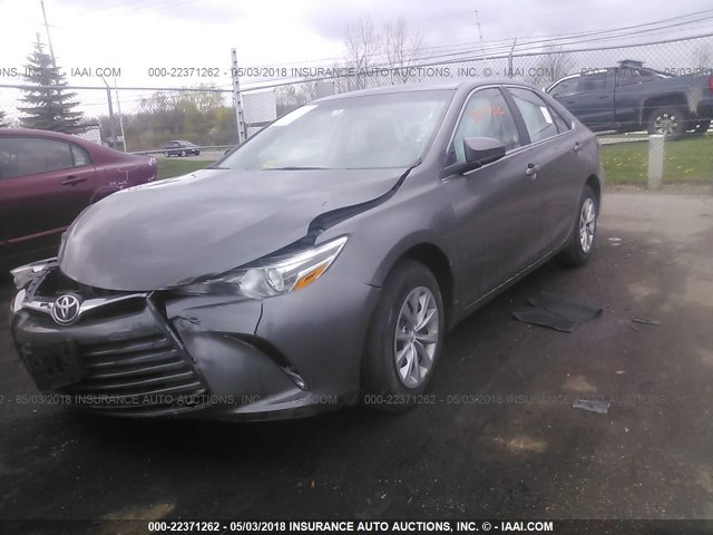 4T1BF1FK7HU416729 - 2017 TOYOTA CAMRY LE/XLE/SE/XSE GRAY photo 2