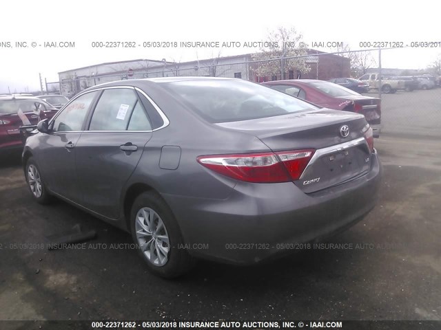 4T1BF1FK7HU416729 - 2017 TOYOTA CAMRY LE/XLE/SE/XSE GRAY photo 3