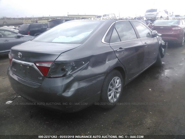 4T1BF1FK7HU416729 - 2017 TOYOTA CAMRY LE/XLE/SE/XSE GRAY photo 4